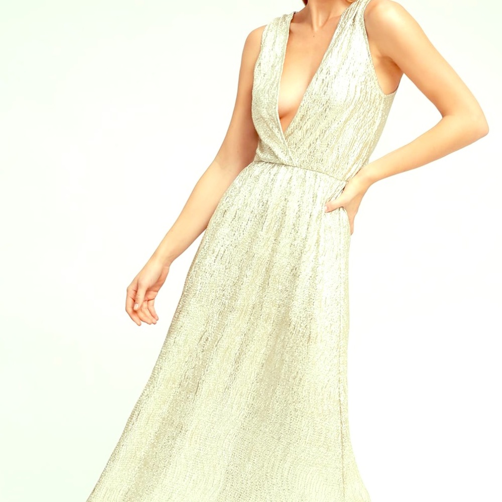 ⭐️Lulu’s “All That Shimmers Is Gold” Maxi Dress⭐️